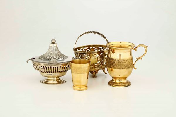 Lotto di quattro oggetto in argento dorato. Tre di manifattura italiana del XX secolo e uno Inghilterra, Londra