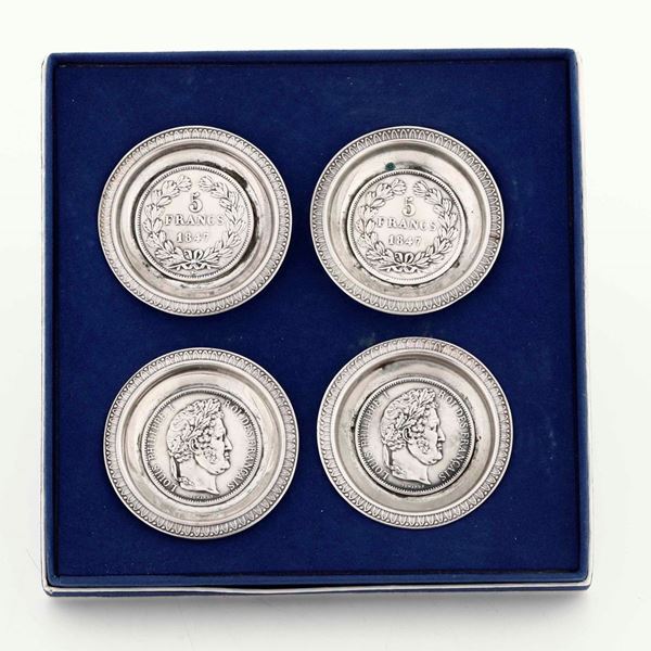 Quattro piattini con monete francesi in argento. XIX-XX secolo
