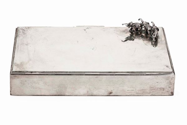 Scatola in argento. Argenteria artistica milanese, Marchio con fascio littorio in uso dal 1935 al 1945. Marchio dell'argentiere consunto di difficile lettura