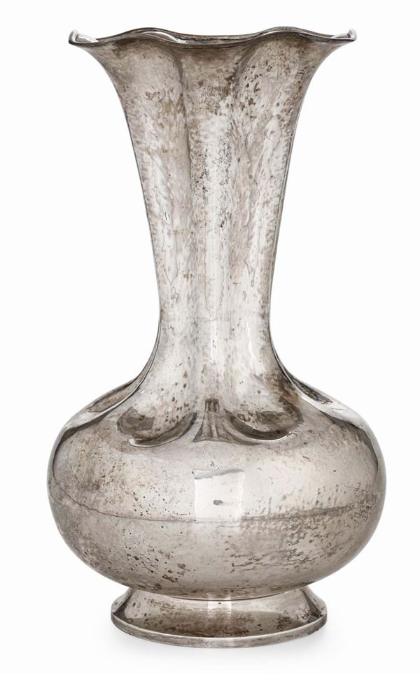Vaso in argento. Argenteria milanese del XX secolo. Argentiere Luigi Genazzi