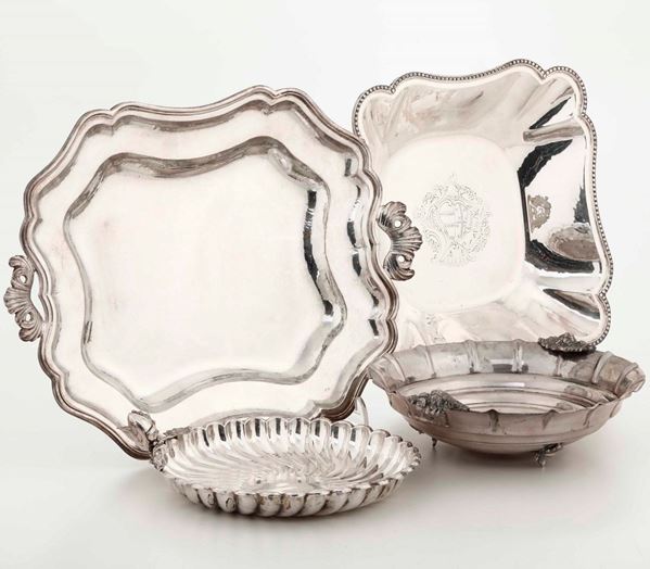 Lotto di due vassoi e due ciotole in argento. Varie manifatture italiane del XX secolo