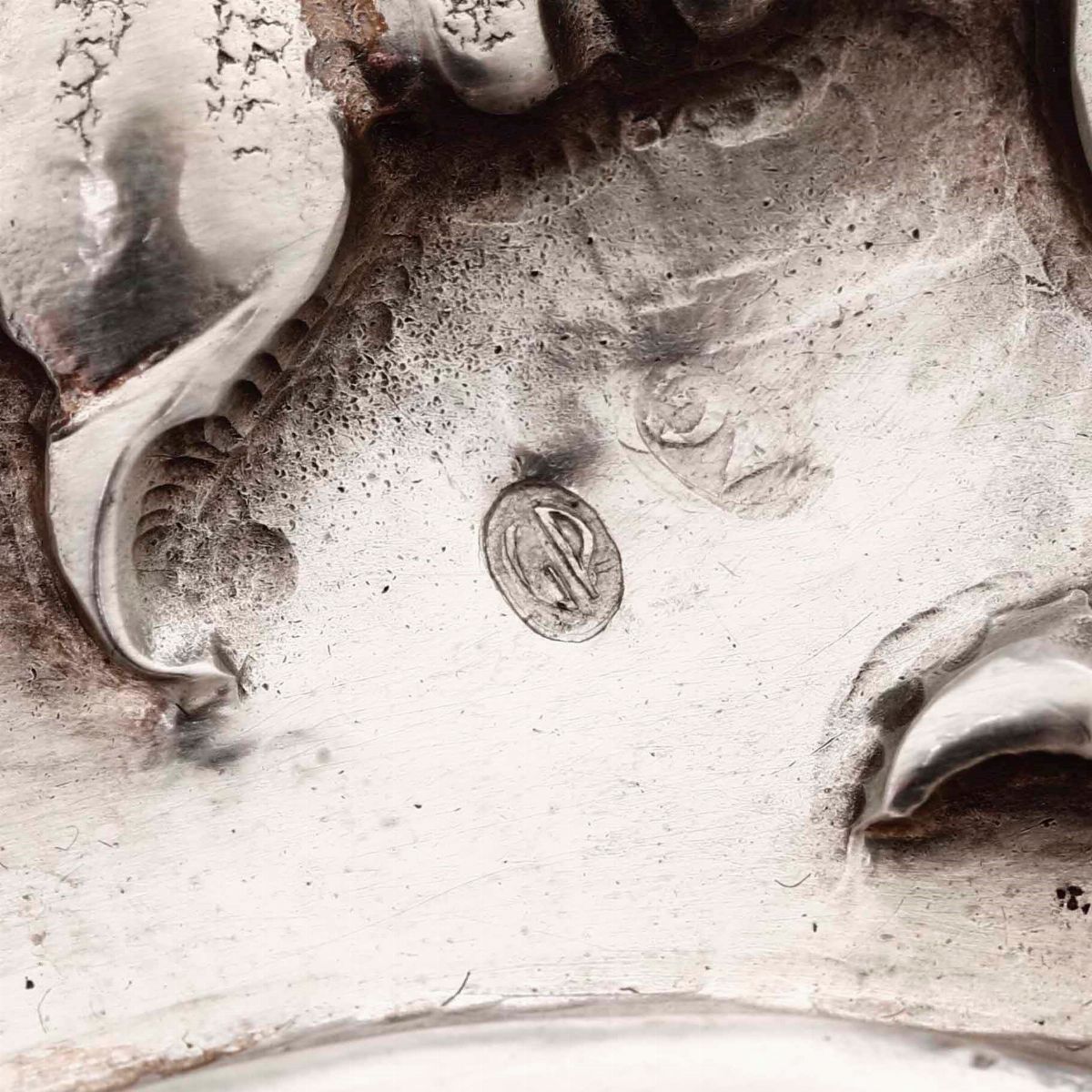 Specchio da Parete in Argento Fuso, Sbalzato e Cesellato. Argenteria Artistica Italiana del XX Se...
