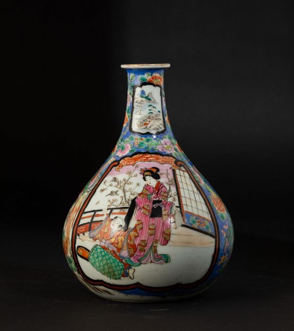 Vaso in porcellana con decori floreali e scene di vita comune entro riserve, Giappone, periodo Meiji (1868-1912)