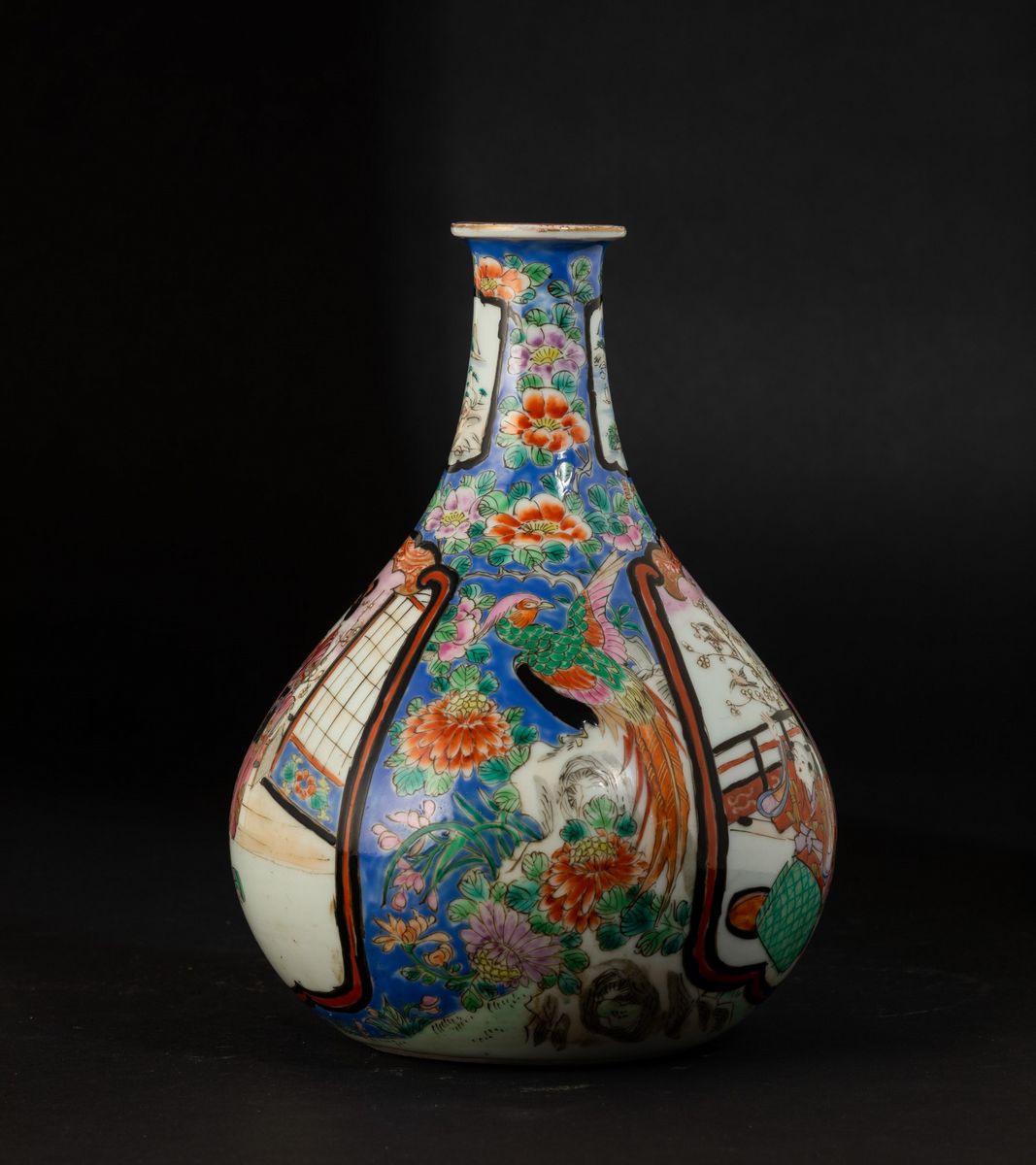 Vaso in Porcellana con Decori Floreali e Scene di Vita Comune Entro Riserve, Giappone, Periodo Me...