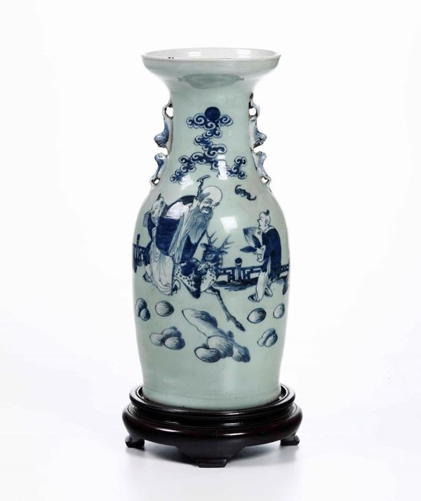 Vaso in porcellana con raffigurazione di saggio con discepolo entro paesaggio nei toni del bianco e del blu e figure di leoncini a rilievo, Cina, Dinastia Qing, XIX secolo