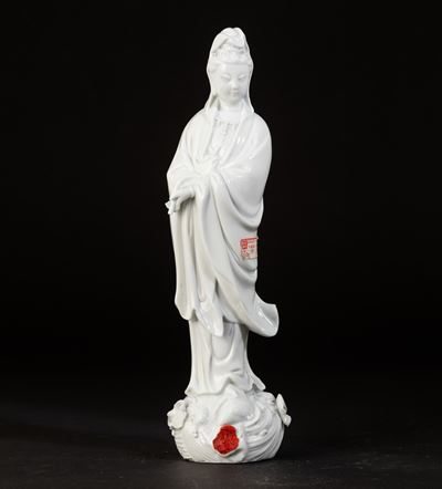 Guanyin, figura con scroll in porcellana Blanc de Chine, Cina, XX secolo