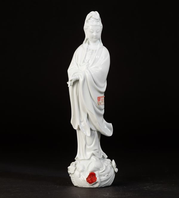 Figura di Guanyin con scroll in porcellana Blanc de Chine, Cina, XX secolo