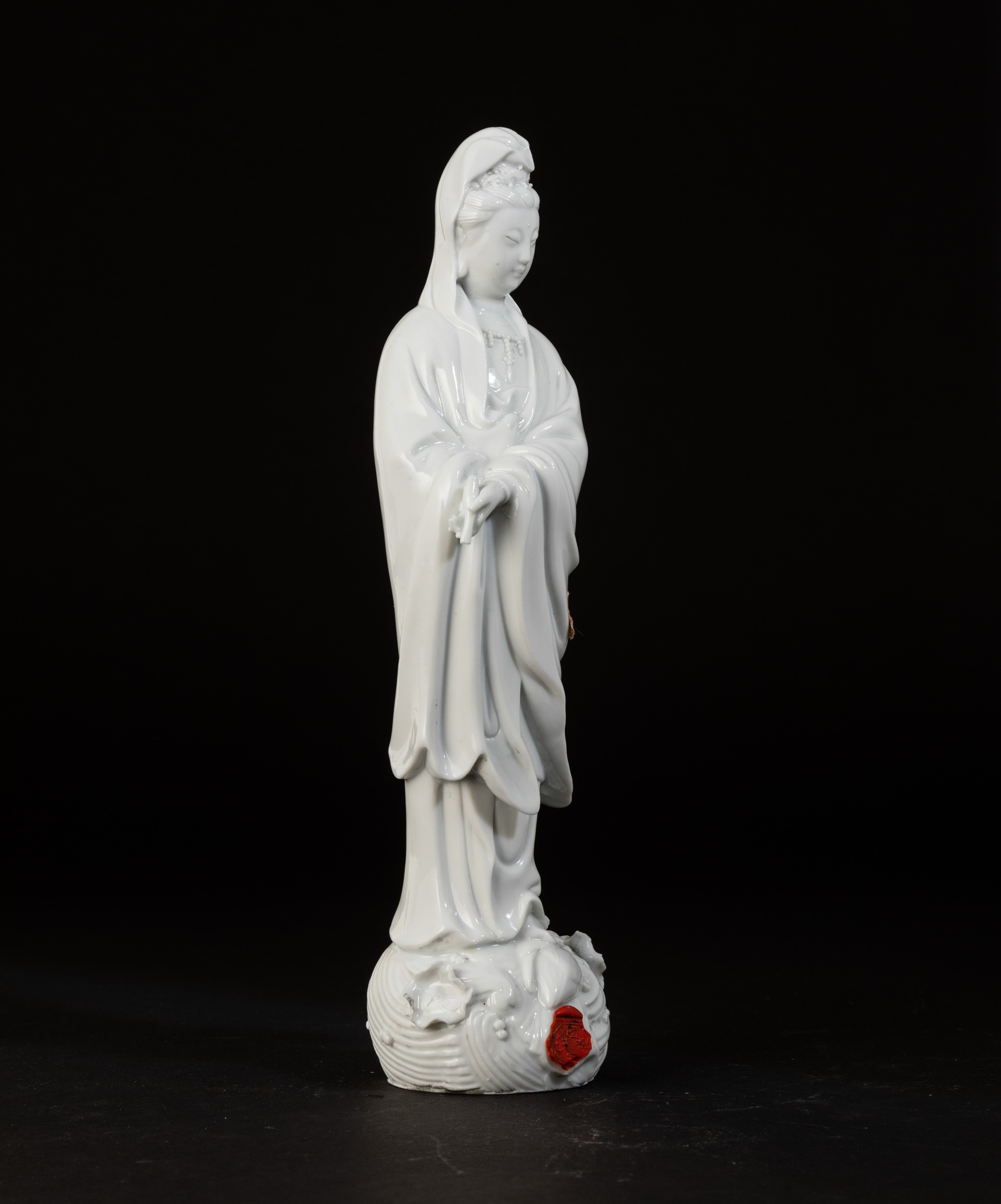 Guanyin, figura con scroll in porcellana Blanc de Chine, Cina, XX secolo