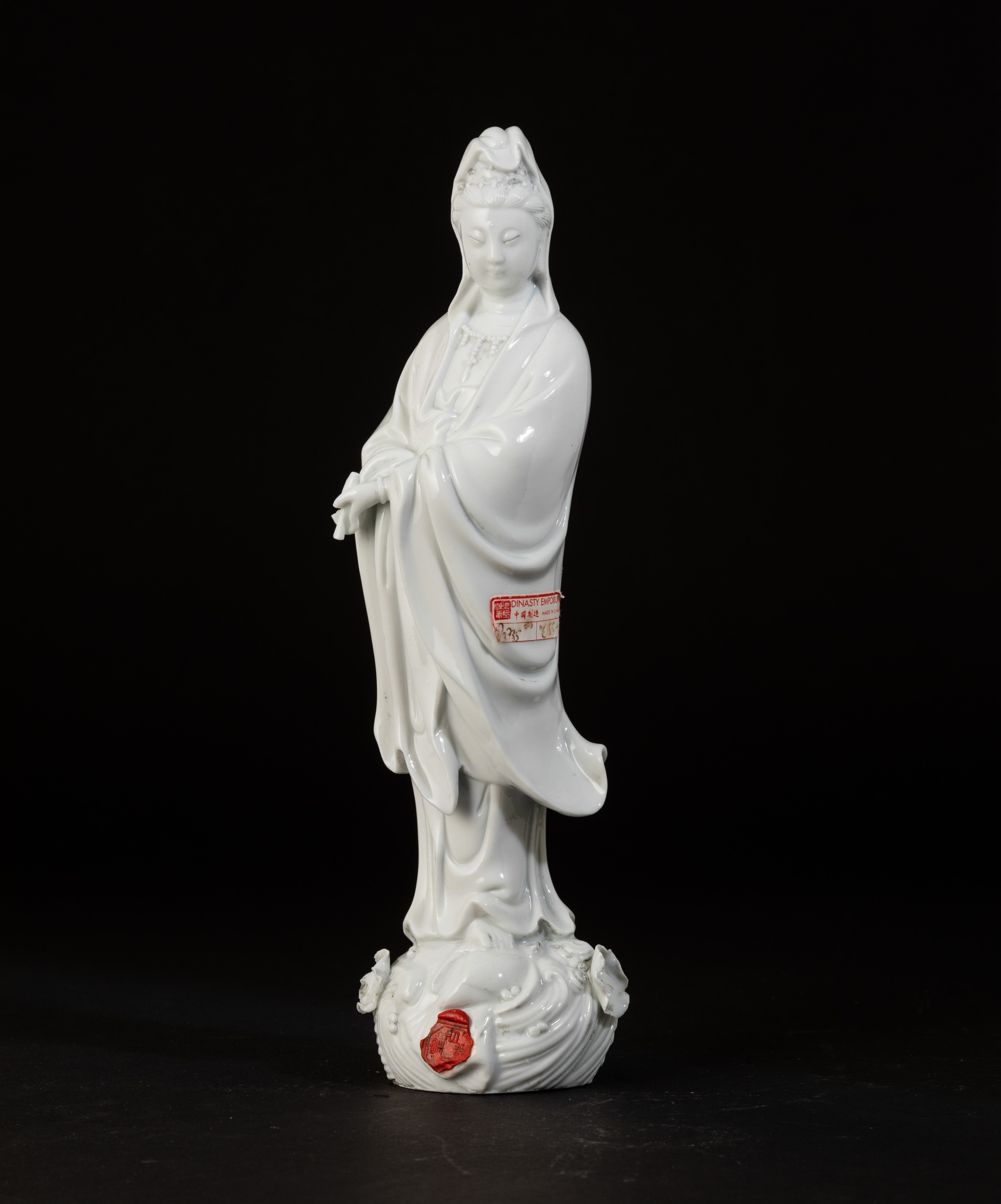 Guanyin, figura con scroll in porcellana Blanc de Chine, Cina, XX secolo