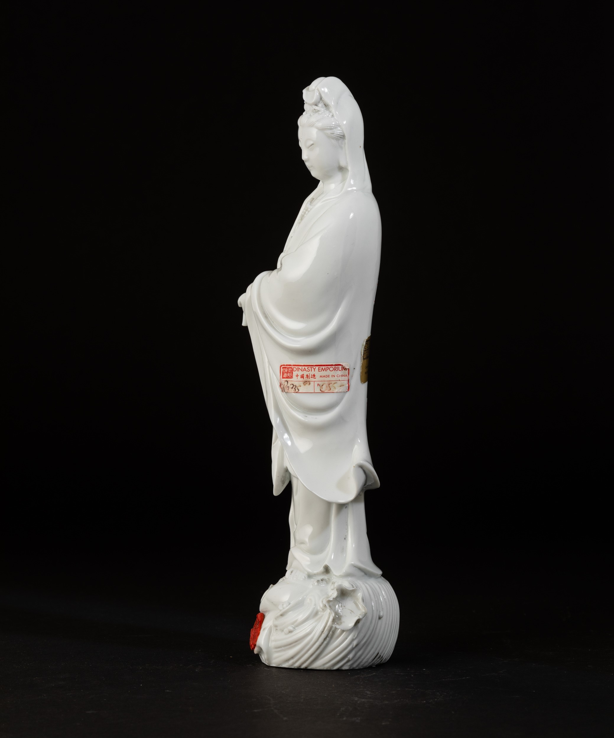 Guanyin, figura con scroll in porcellana Blanc de Chine, Cina, XX secolo