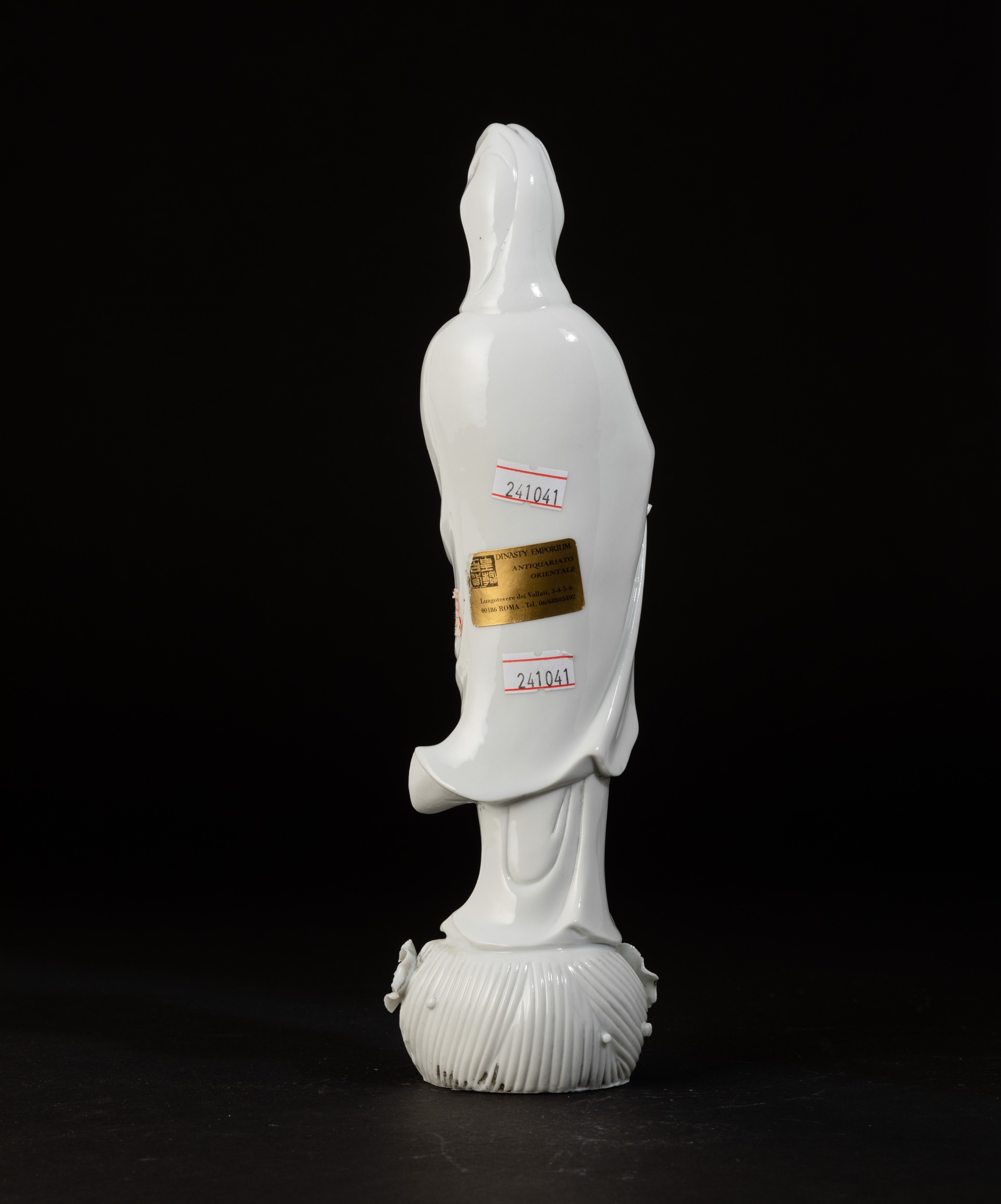 Guanyin, figura con scroll in porcellana Blanc de Chine, Cina, XX secolo