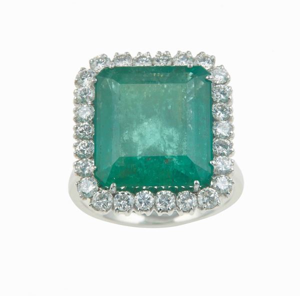 Anello con smeraldo Colombia di ct 9.70 circa e diamanti a contorno