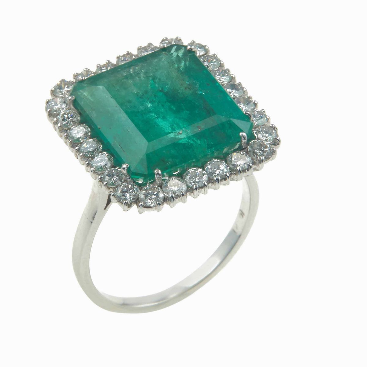 Anello con Smeraldo Colombia di Ct 9.70 Circa e Diamanti a Contorno