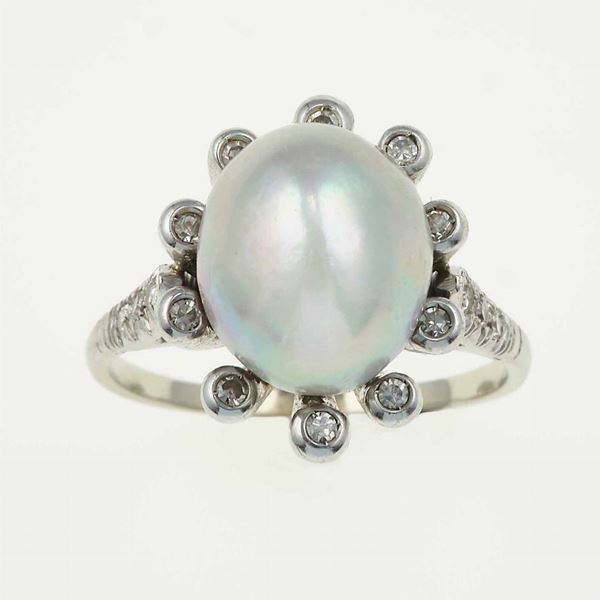Anello con perla coltivata e piccoli diamanti taglio huit-huit