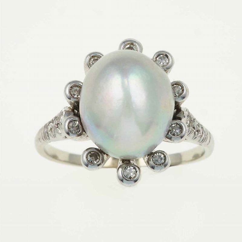 Anello con perla coltivata e piccoli diamanti taglio huit-huit  - Asta Gioielli | Cambi Time - Cambi Casa d'Aste