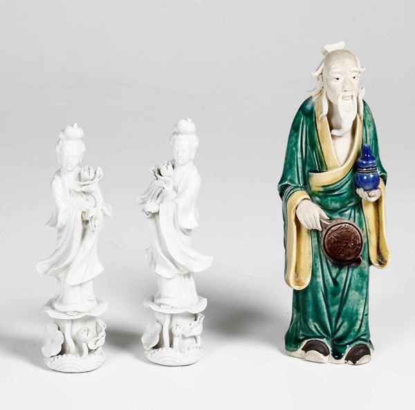 Tre porcellane Cina di cui coppia di figure Blanc de Chine e figura in gres