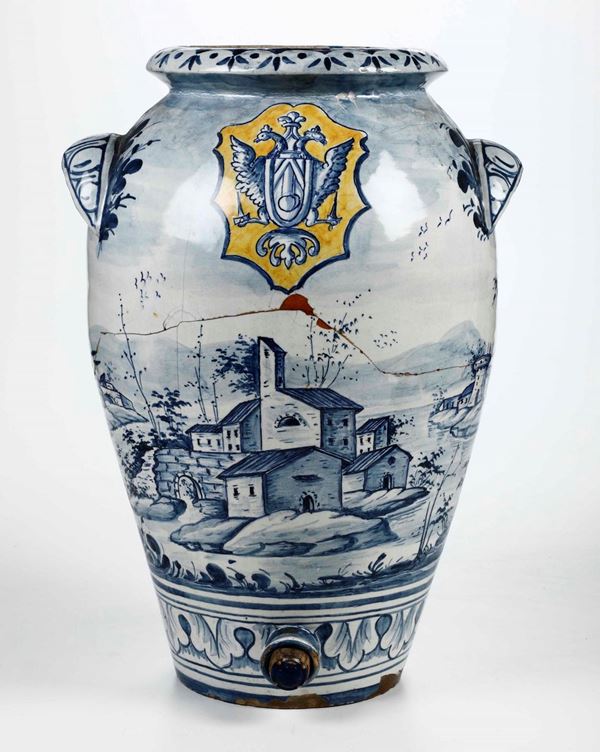 Vaso in maiolica con stemma, XX secolo