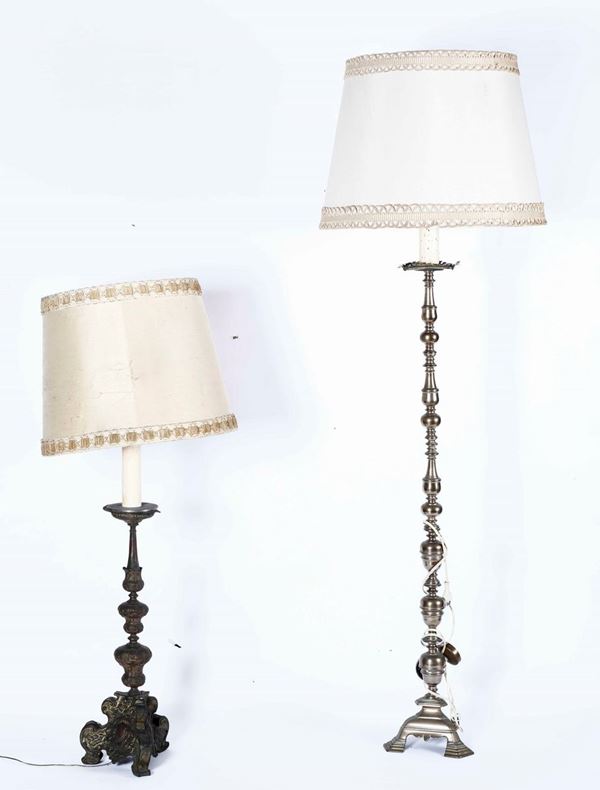 Due lampade da terra una in metallo sbalzato e una in bronzo fuso
