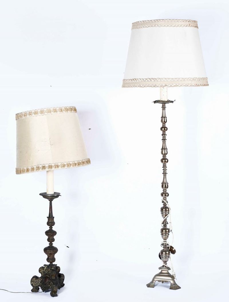Due lampade da terra una in metallo sbalzato e una in bronzo fuso  - Auction From a Genoese family | Cambi Time - I - Cambi Casa d'Aste