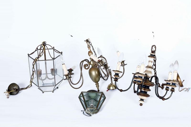 Due lampadari uno in ottone e uno in legno diversi, lanterna in vetro e ottone e applique in vetro e ottone  - Auction From a Genoese family | Cambi Time - I - Cambi Casa d'Aste