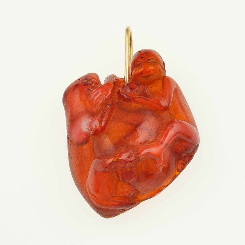 Carved amber pendent  - Auction Jewels - Cambi Casa d'Aste