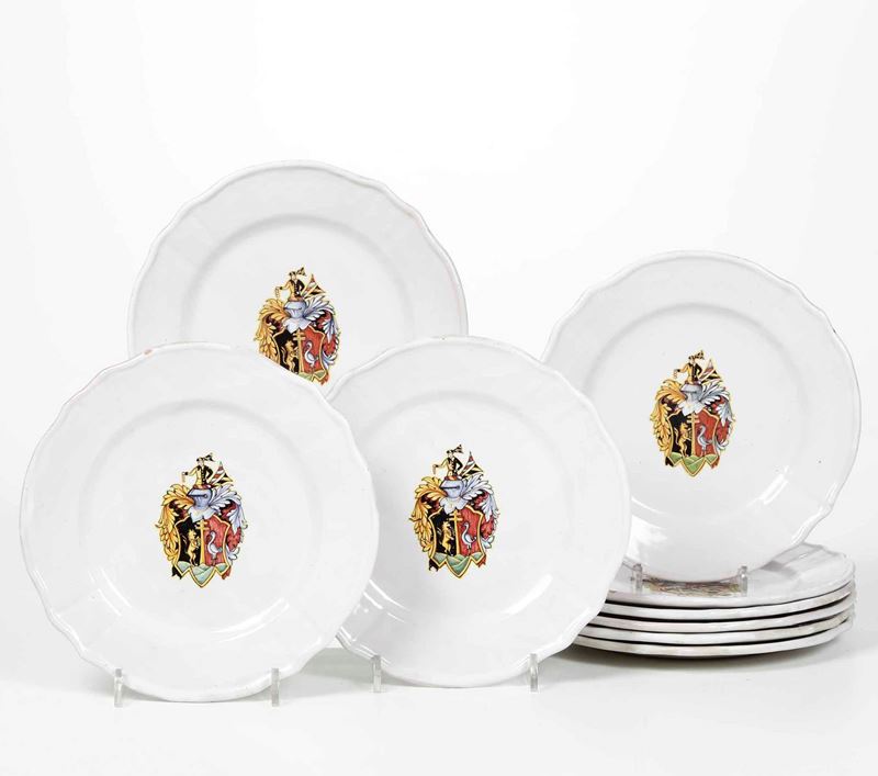 Nove piatti con stemma araldico Deruta, Manifattura G. Grazia & C., XX secolo  - Asta Arredo per la Tavola | Cambi Time - Cambi Casa d'Aste
