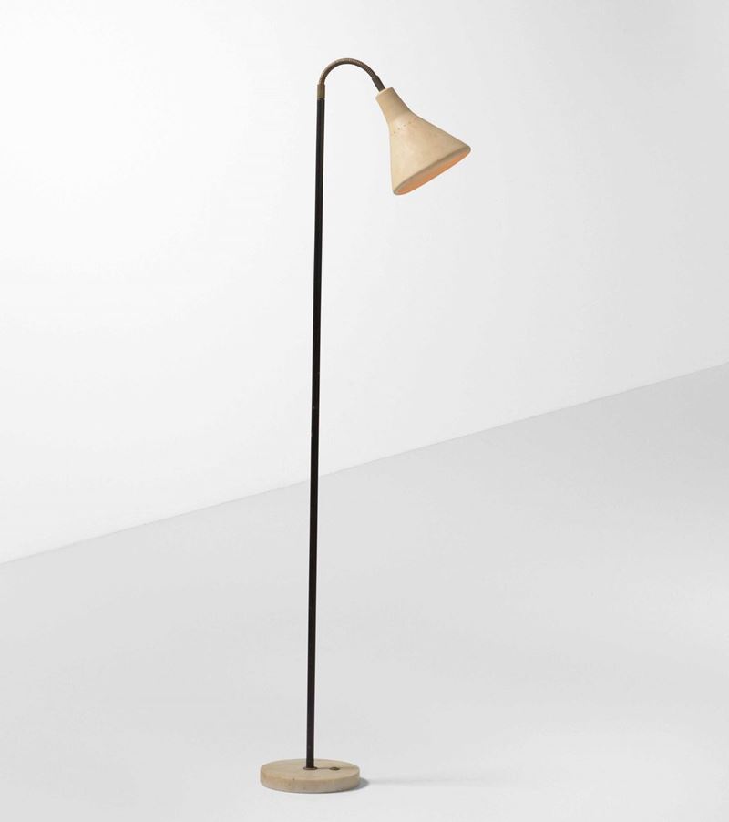 Lampada da terra con struttura in ottone, diffusore orientabile in metallo laccato e base in marmo.  - Auction Design Lab - Cambi Casa d'Aste