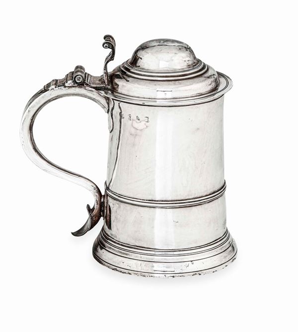 Tankard in argento  sterling fuso, sbalzato e cesellato. Marchi della città di Londra per l'anno 1753 e dell'argentiere William Shaw & William Preust