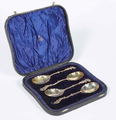 Set di Quattro Cucchiai Entro Custodia in Pelle. Argento Fuso, Sbalzato e Cesellato. Marchi della...