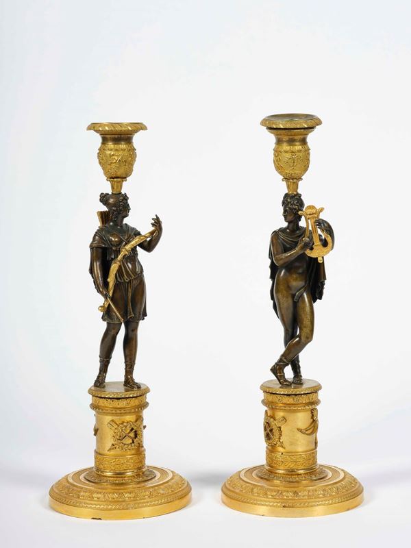 Coppia di candelieri. Bronzo fuso, cesellato, patinato e dorato. Fonditore neoclassico Francia XIX secolo