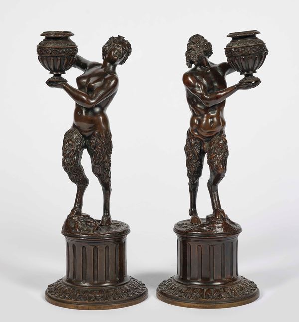 Coppia di candelieri in bronzo patinato. Nei modi di Massimiliano Soldani Benzi (Montevarchi, 1656 - 1740). Toscana XVIII-XIX secolo