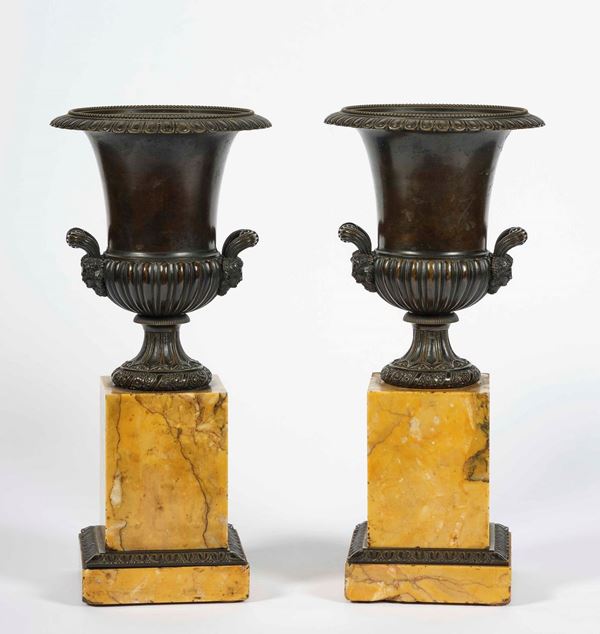 Coppia di vasi medicei in bronzo fuso e patinato. Italia o Francia XIX secolo