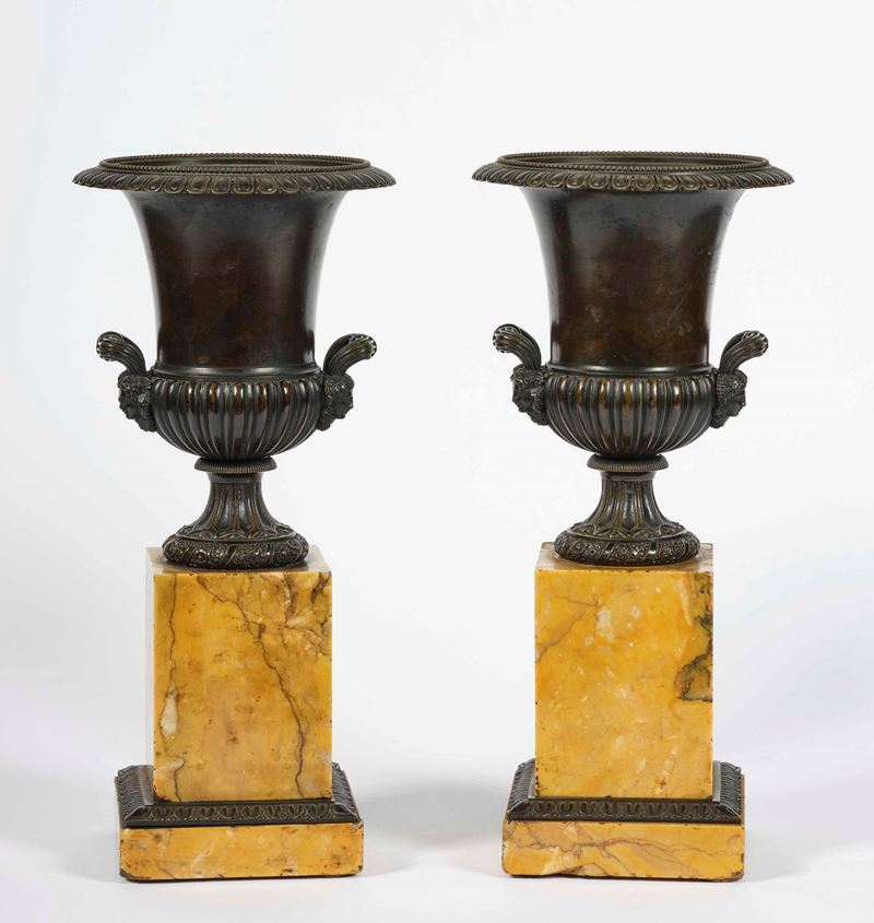 Coppia di vasi medicei in bronzo fuso e patinato. Italia o Francia XIX secolo  - Asta Palazzo Loschi Zileri dal Verme - Cambi Casa d'Aste