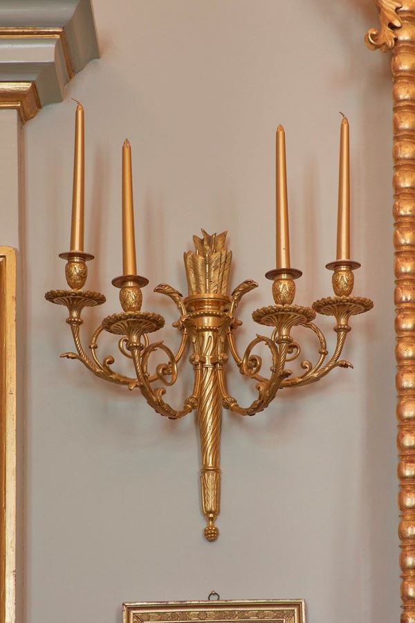 Coppia di grandi appliques in bronzo dorato al mercurio e cesellato. Francia inizio XIX secolo