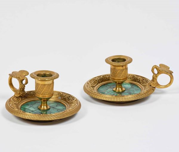 Coppia di bugie in bronzo dorato e malachite. Russia, Epoca primo Impero (1810 ca)