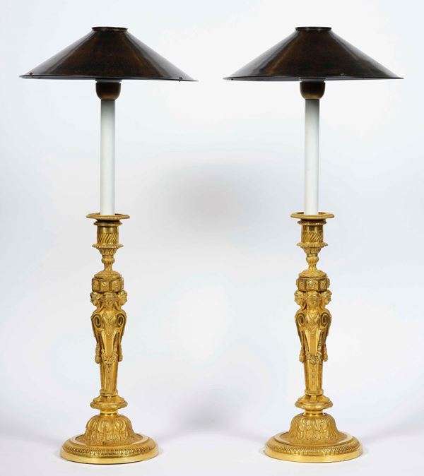 Coppia di candelieri in bronzo dorato. XIX secolo