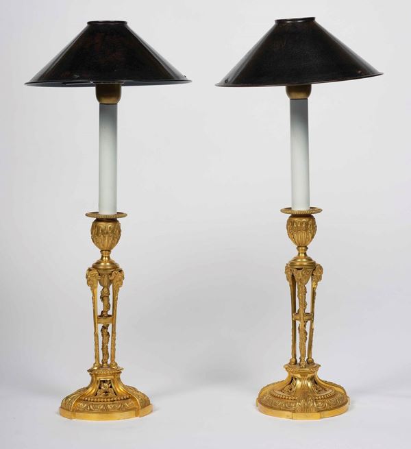 Coppia di candelieri in bronzo dorato e cesellato. Francia XVIII-XIX secolo