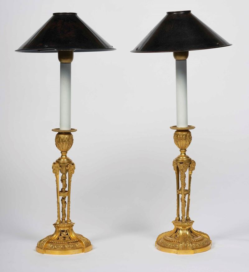 Coppia di candelieri in bronzo dorato e cesellato. Francia XVIII-XIX secolo  - Asta Palazzo Loschi Zileri dal Verme - Cambi Casa d'Aste