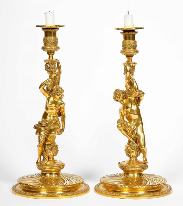 Coppia di candelieri in bronzo dorato e finemente cesellato. Francia XVIII-XIX secolo