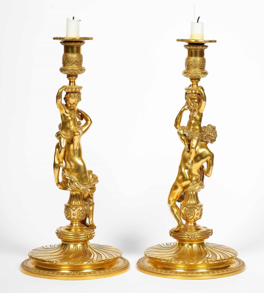 Coppia di Candelieri in Bronzo Dorato e Finemente Cesellato. Francia XVIII-XIX Secolo