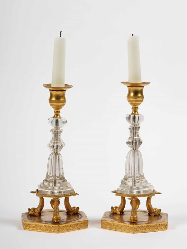 Coppia di candelieri in rame, bronzo dorato finemente cesellato e cristallo di Rocca. Russia (?) inizio XIX secolo