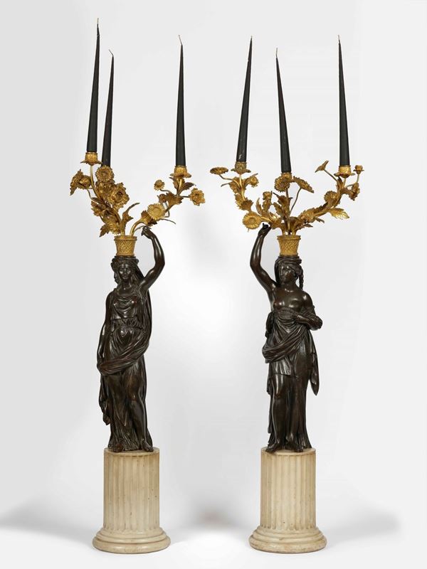 Coppia di candelabri in bronzo patinato e dorato. XIX secolo