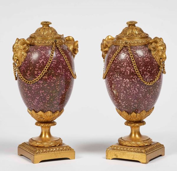 Coppia di candelieri a vaso in bronzo dorato, scagliola dipinta a finto porfido. Francia XIX secolo