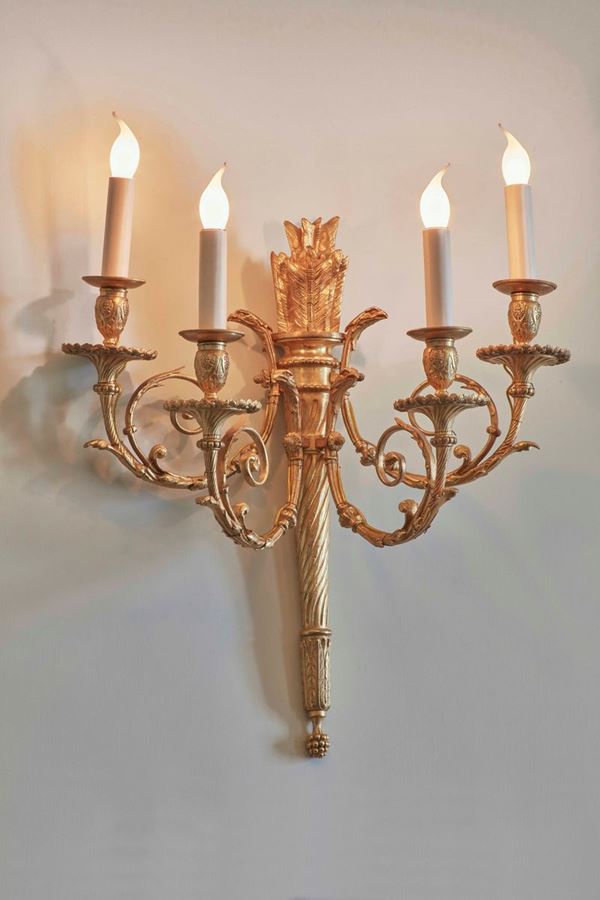 Serie di 12 appliques in bronzo dorato  a quattro fiamme sorrette da una faretra e frecce. XX secolo