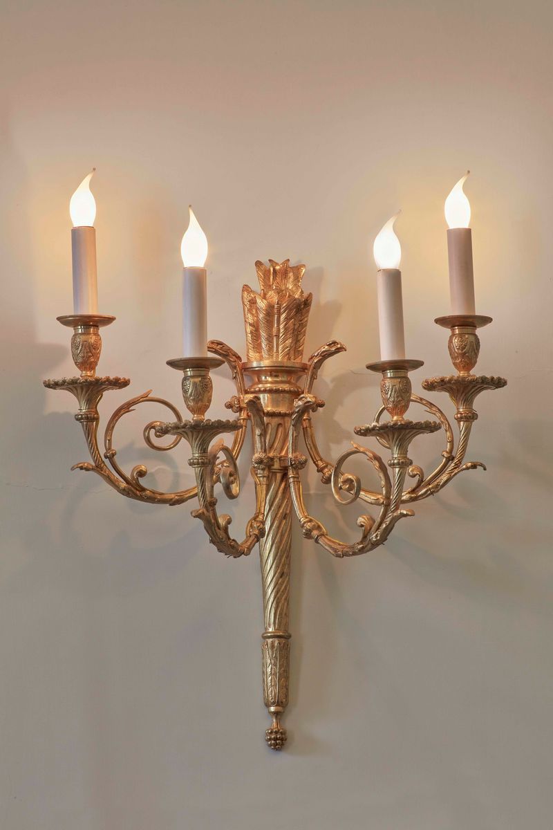 Serie di 12 Appliques in Bronzo Dorato a Quattro Fiamme Sorrette da una Faretra e Frecce. XX Seco...