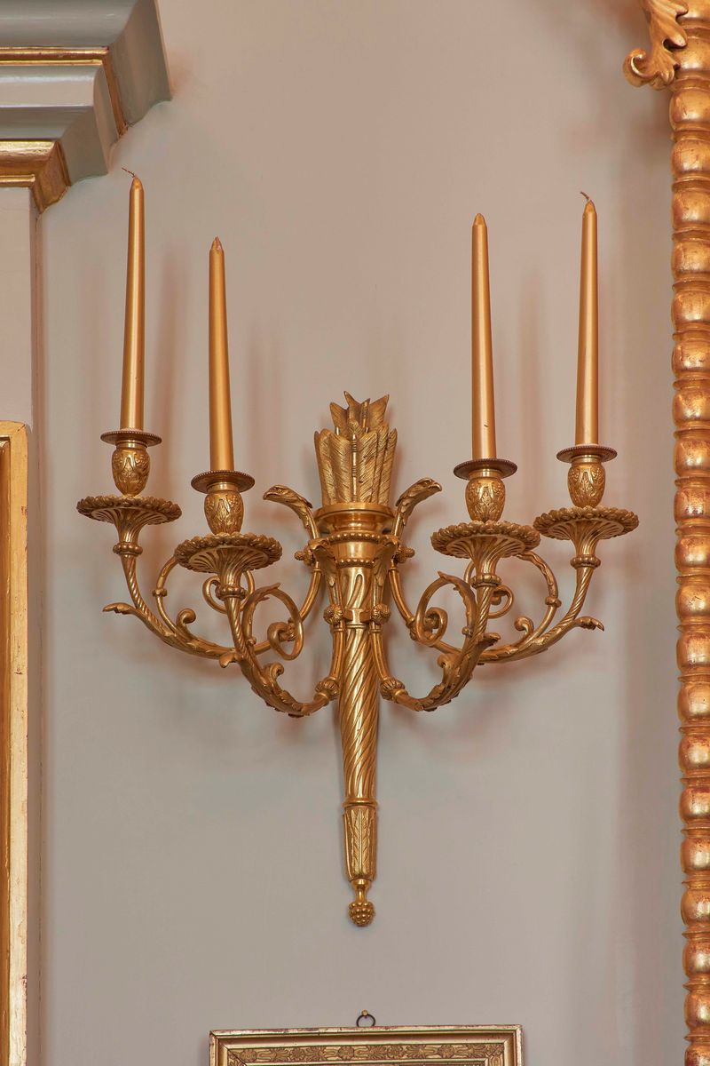 Serie di 12 Appliques in Bronzo Dorato a Quattro Fiamme Sorrette da una Faretra e Frecce. XX Seco...