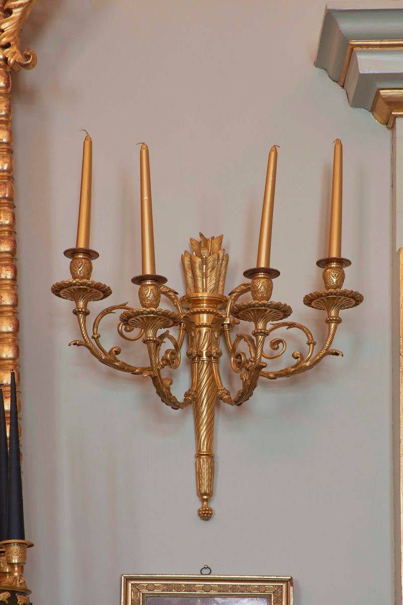 Serie di 12 Appliques in Bronzo Dorato a Quattro Fiamme Sorrette da una Faretra e Frecce. XX Seco...
