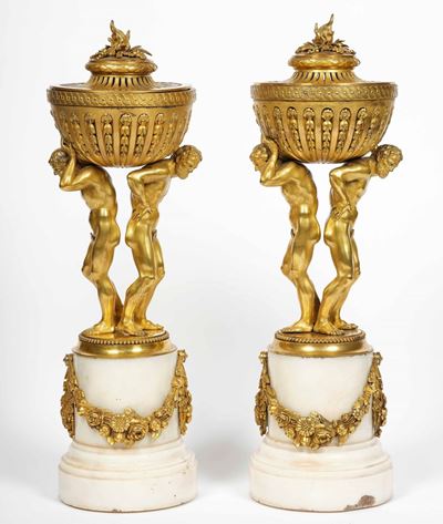 Coppia di Brucia Profumo in Bronzo Dorato e Cesellato e Marmo Bianco. XIX Secolo