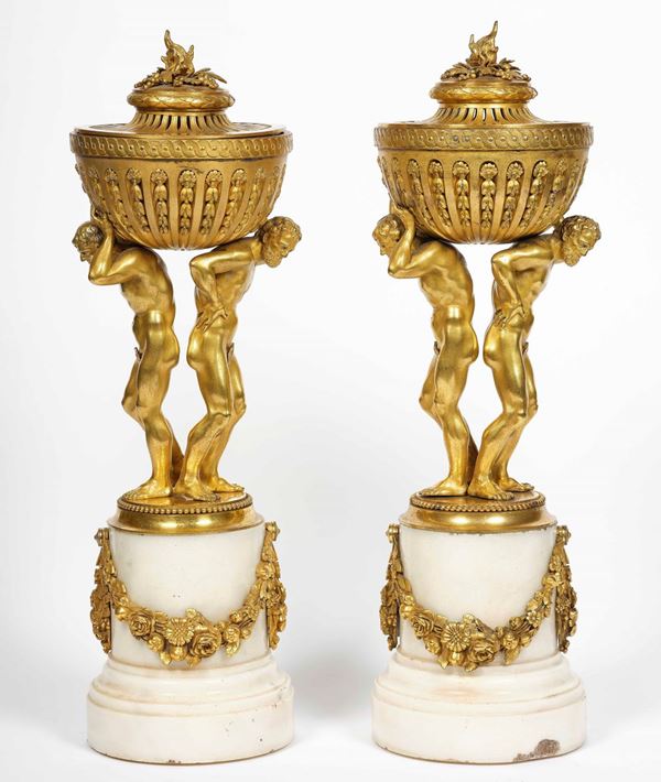 Coppia di brucia profumo in bronzo dorato e cesellato e marmo bianco. XIX secolo