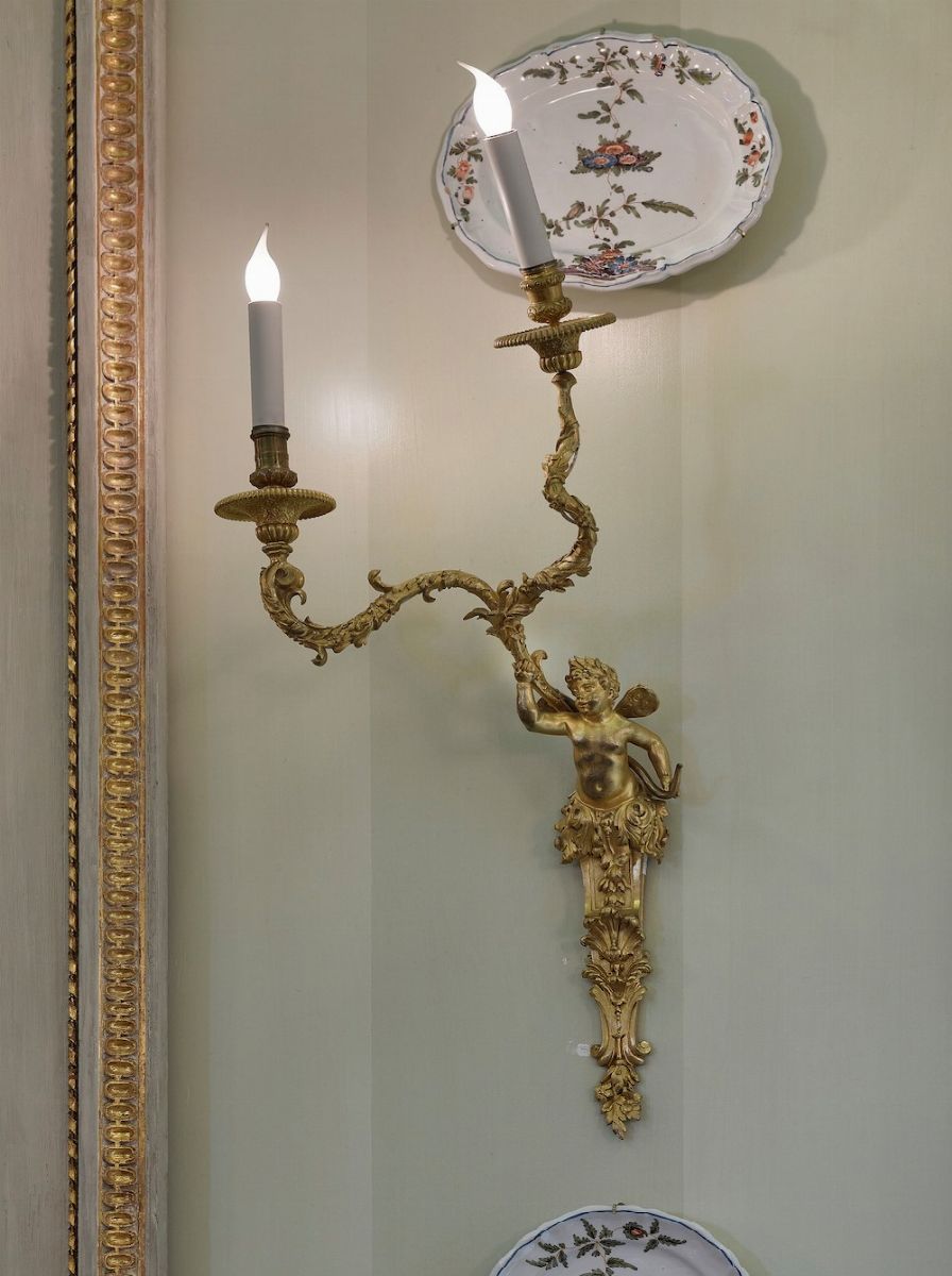 Coppia di Appliques in Bronzo Dorato e Cesellato a Due Fiamme, XVIII Secolo